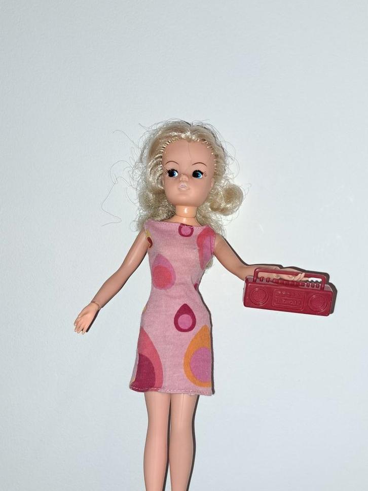 Retro jurkje met radio voor barbie sindy fleur excl pop, Verzamelen, Poppen, Gebruikt, Kleertjes, Ophalen of Verzenden