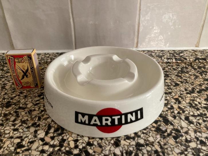 Martini jaren 60 witte stenen ronde grote café asbak mooi, Verzamelen, Rookartikelen, Aanstekers en Luciferdoosjes, Zo goed als nieuw