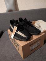 adidas Yeezy Boost 350 V2 Core Black White - Maat 44 2/3, Kleding | Heren, Schoenen, Zwart, Nieuw, Ophalen of Verzenden, Sneakers of Gympen