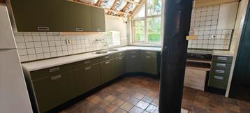 Vintage keuken. Oude keuken. Jaren 70 keuken . Retro keuken beschikbaar voor biedingen