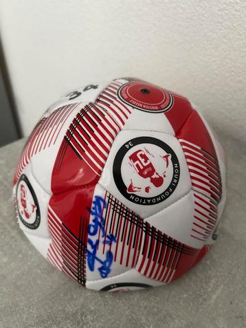 Gesigneerde Nouri Foundation Bal beschikbaar voor biedingen