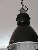 Industriele  hanglamp komt uit een fabriekshal, Ophalen
