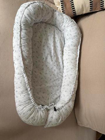 Handgemaakt babynestje hele goede staat beschikbaar voor biedingen