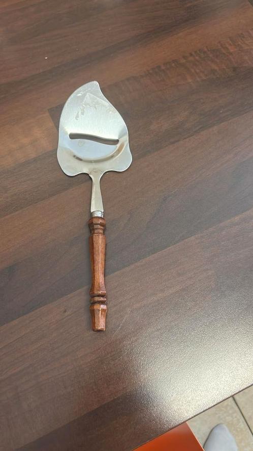 Vintage kaasschaaf met houten handvat – Retro & functioneel, Antiek en Kunst, Antiek | Bestek, Ophalen of Verzenden