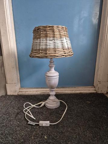 Lamp met rieten kap beschikbaar voor biedingen