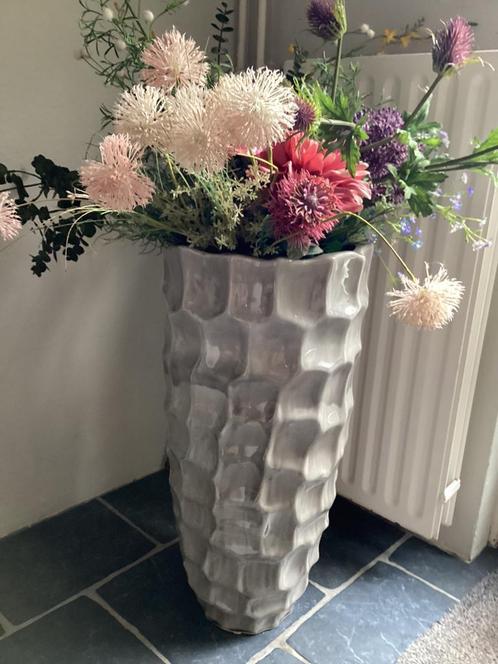 Vaas en bzijde bloemen, Huis en Inrichting, Woonaccessoires | Vazen, Zo goed als nieuw, Overige kleuren, Minder dan 50 cm, Ophalen of Verzenden