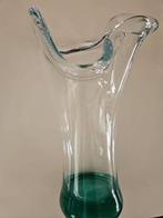 Mooie vorm vaas met groene bodem  28 x 9, Ophalen of Verzenden, Minder dan 50 cm, Groen, Glas