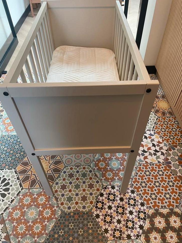 Houten witte Wieg - nauwelijks gebruikt in perfecte staat, Kinderen en Baby's, Babywiegjes en Ledikanten, Zo goed als nieuw, Wieg