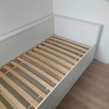 Wit eenpersoonsbed met lade