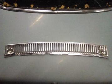 Mercedes W114 & W115 Ruitenwisserrooster Chroom beschikbaar voor biedingen
