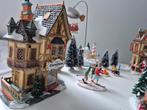 Lemax Kerstdorp Collectie - 7 Gebouwen + Extra's!, Diversen, Kerst, Ophalen of Verzenden, Zo goed als nieuw
