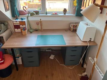 Groot bureau of werktafel beschikbaar voor biedingen