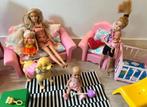 Barbie mama, barbie shelly, oppas, meubels koffer, Ophalen of Verzenden, Zo goed als nieuw, Barbie
