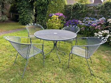 Metalen tuinset beschikbaar voor biedingen