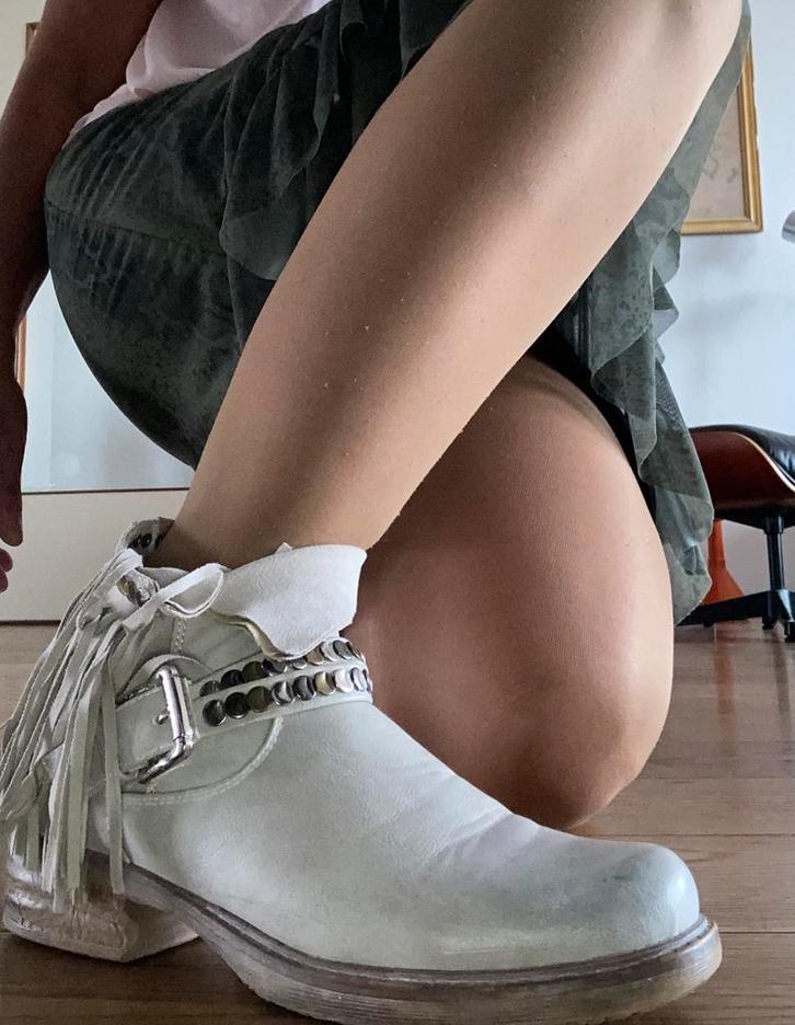 Beige Leather Ankle Boots with Studs and Fringes, Kleding | Dames, Schoenen, Zo goed als nieuw, Lage of Enkellaarzen, Beige, Verzenden
