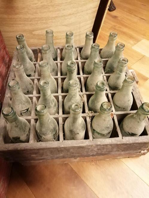 ZEER OUD KRAT MET OUDE FLESSEN IN MOOIE GELEEFDE STAAT. Leuk, Antiek en Kunst, Curiosa en Brocante, Ophalen