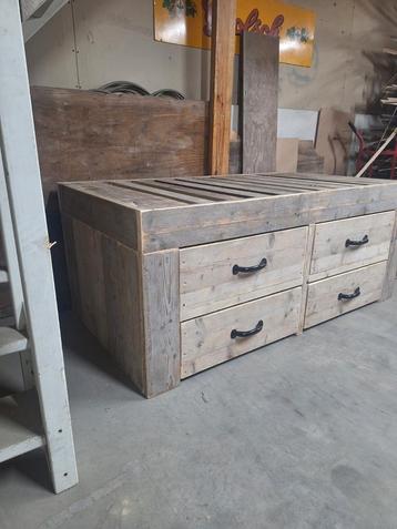 Robuust Steigerhouten Bed met Opberglades beschikbaar voor biedingen