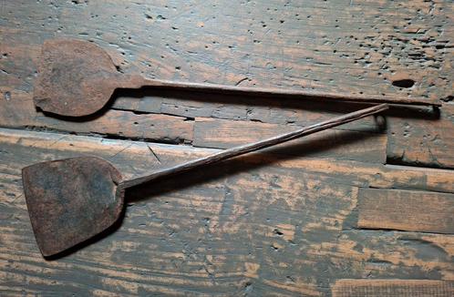 Twee oude ijzeren spatels, lepels van Aura Peeperkorn., Antiek en Kunst, Antiek | Gereedschap en Instrumenten, Ophalen of Verzenden