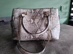 Leuke Guess Tas met slangen print, Sieraden, Tassen en Uiterlijk, Tassen | Damestassen, Ophalen of Verzenden, Zo goed als nieuw
