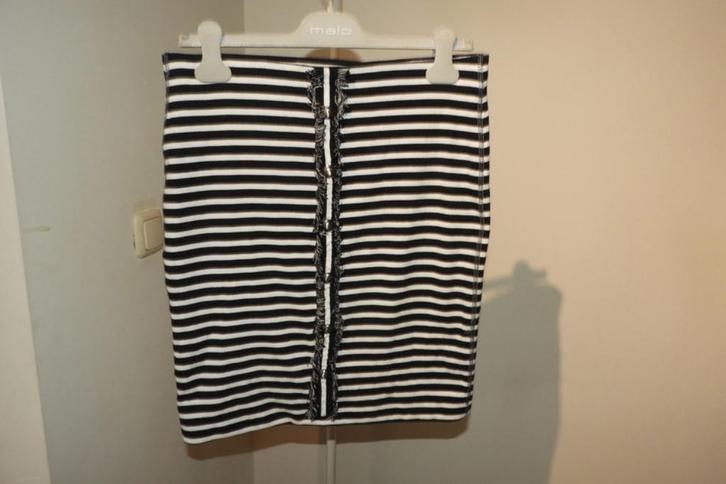 Marccain rokje gestreept band werk voorkant sier knopen N5, Kleding | Dames, Rokken, Zo goed als nieuw, Maat 42/44 (L), Wit, Knielengte
