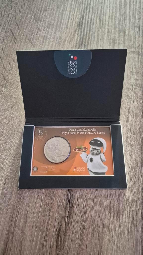 Italië 5 Euro 2020 – "Pizza & Mozzarella" | In Coincard, Postzegels en Munten, Munten | Europa | Euromunten, Setje, 2 euro, Italië