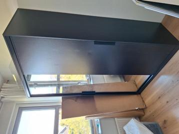 Donkere kledingkast met hang- en liggedeelte en spiegeldeur beschikbaar voor biedingen