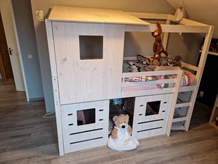 Halfhoogslaper Ties (Leenbakker) met dak en hutwanden, Kinderen en Baby's, Kinderkamer | Stapelbedden en Hoogslapers, Zo goed als nieuw