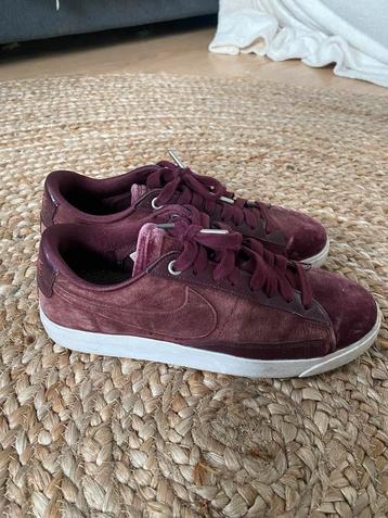 Bordeaux rode Nikes maat 39 beschikbaar voor biedingen