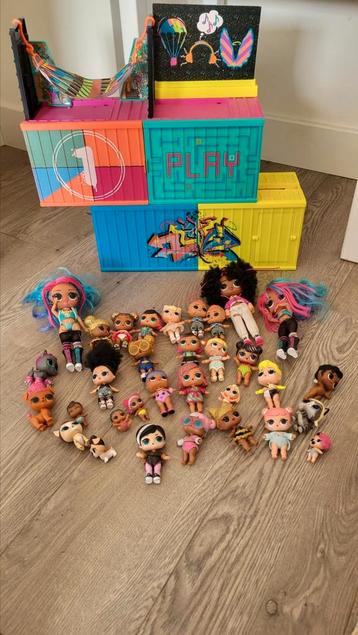 LOL poppenhuis met veel LOL poppetje en accessoires. beschikbaar voor biedingen