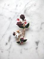 Vintage stijl emaille broche muisje in braamstruik bessen, Verzenden, Nieuw, Overige materialen