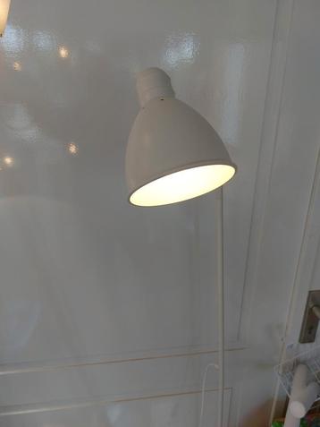 Witte staande lamp Ikea beschikbaar voor biedingen