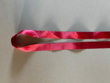 Band Lint van bordeaux rode stof afm. 150 x 2,5 cm beschikbaar voor biedingen