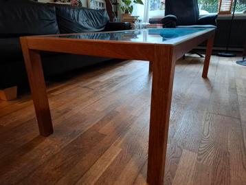Mooie Salontafel met glasplaat beschikbaar voor biedingen