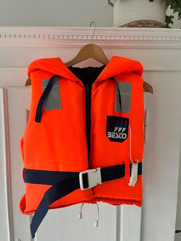 Reddingsvesten in verschillende maten, nieuwstaat beschikbaar voor biedingen