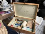 Doos met fournituren en borduurkrant uit belgie, Antiek en Kunst, Ophalen of Verzenden
