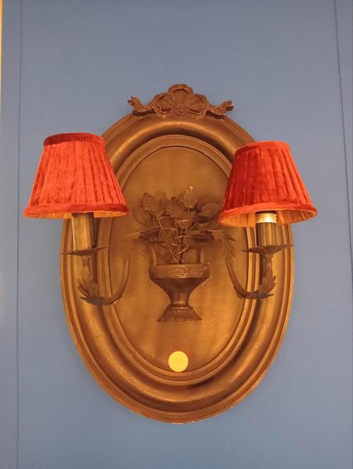 Oude barok wandlamp fraaie versiering incl rode velvet kap, Huis en Inrichting, Lampen | Wandlampen, Zo goed als nieuw, Hout, Metaal