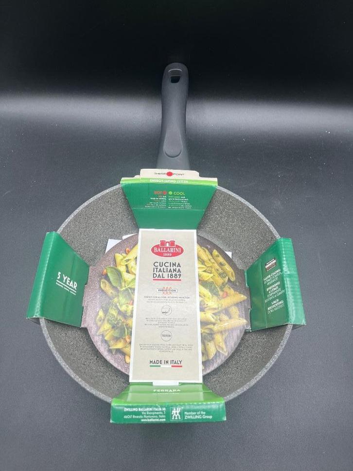 Ballarini Ferrara koekenpan 24 cm Granitium (inductie), Huis en Inrichting, Keuken | Potten en Pannen, Nieuw, Koekenpan of Braadpan