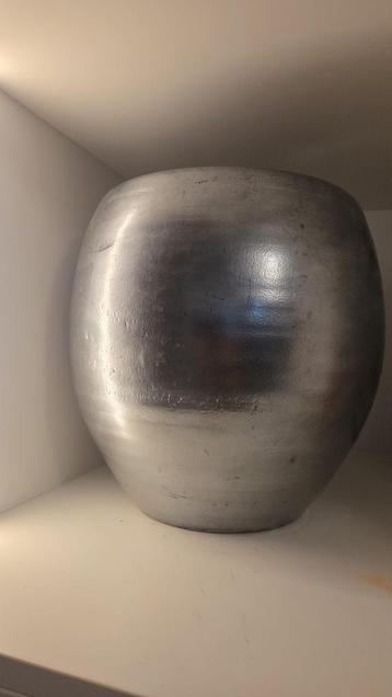 Decoratieve Mica vaas zilver – 34 cm hoog beschikbaar voor biedingen