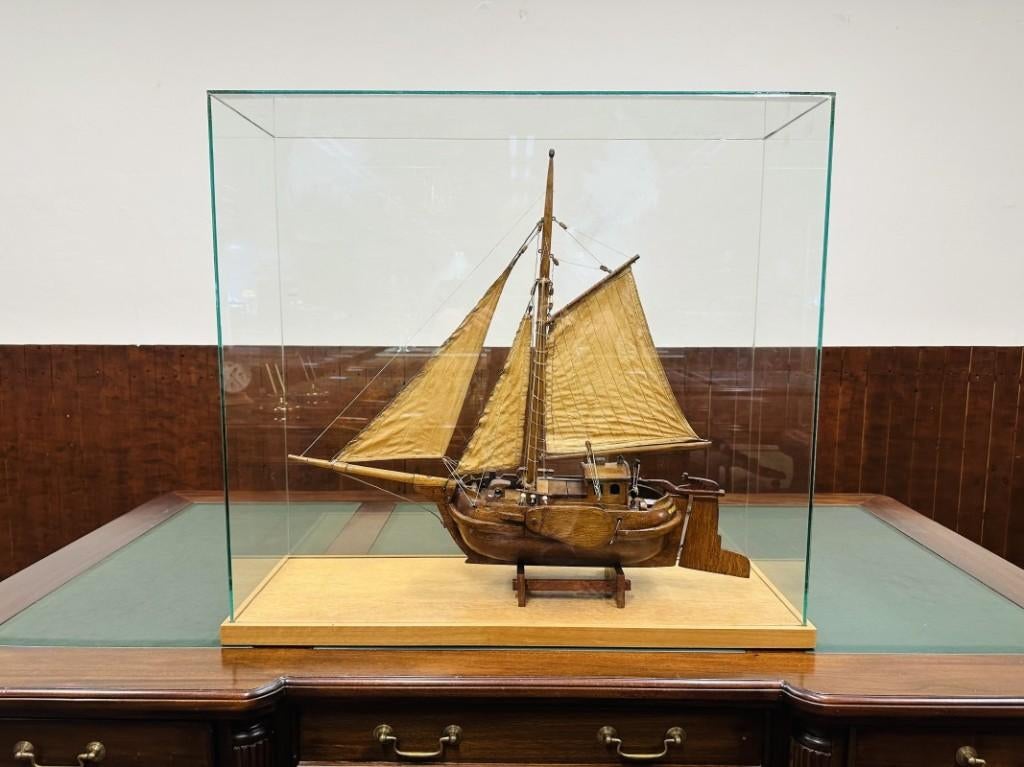 Oude Hengst Zeilschip in Vitrine, Ophalen