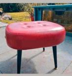 Vintage jaren 60 voetenkrukje met rood leer, Huis en Inrichting, Banken | Voetenbanken en Poefen, Minder dan 50 cm, Ophalen of Verzenden