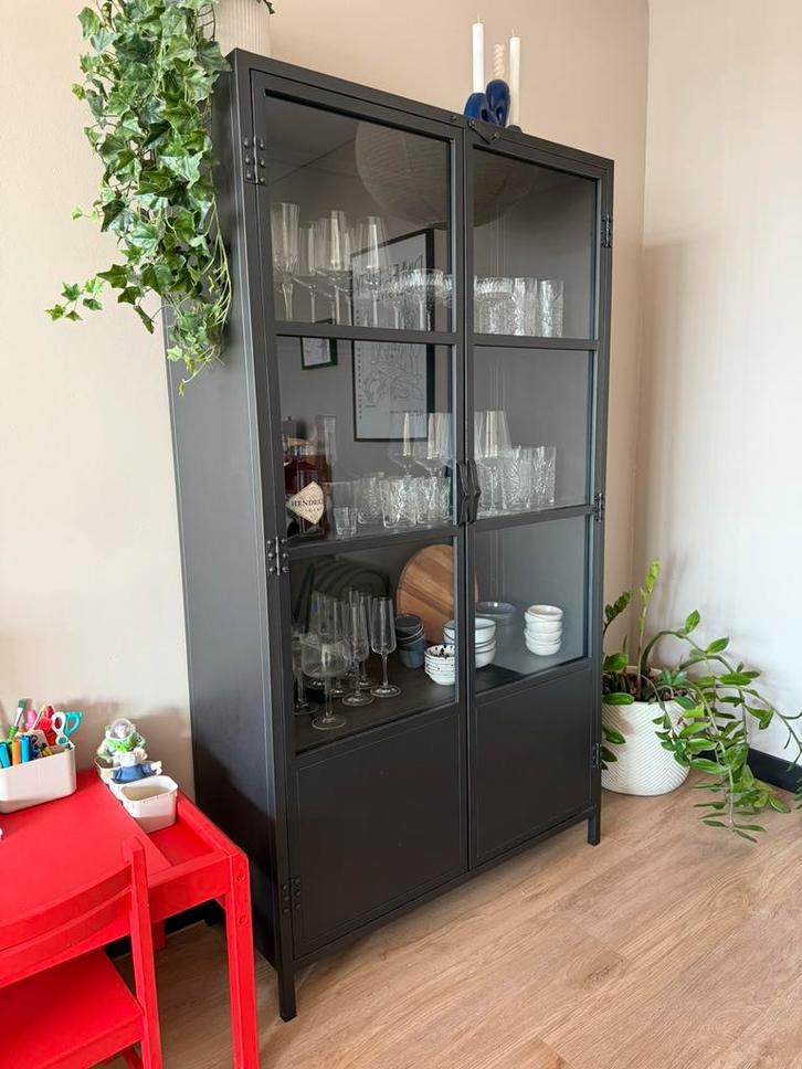Strakke metalen kast met glasdeuren, Huis en Inrichting, Kasten | Vitrinekasten, Zo goed als nieuw, 150 tot 200 cm, 50 tot 100 cm