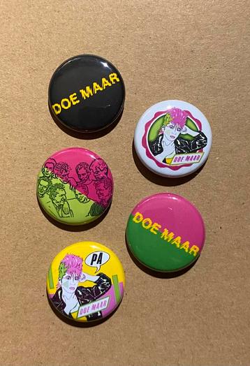 DOE MAAR #3 buttons speldjes pins Henny Vrienten beschikbaar voor biedingen