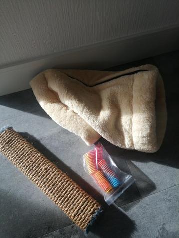 Kattenspeeltjes slang krabpaal krabplank warme tunnel kat  beschikbaar voor biedingen