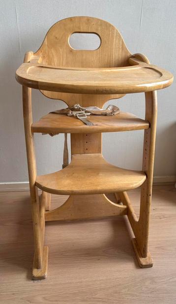 Houten kinderstoel beschikbaar voor biedingen