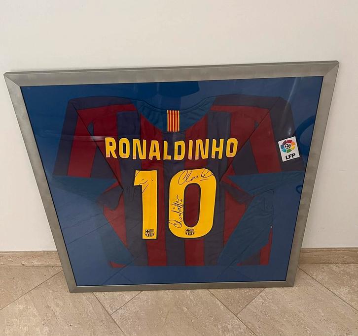Gesigneerd Barcelona shirt Ronaldhino, Xavi en ………., Verzamelen, Sportartikelen en Voetbal, Zo goed als nieuw, Shirt, Buitenlandse clubs