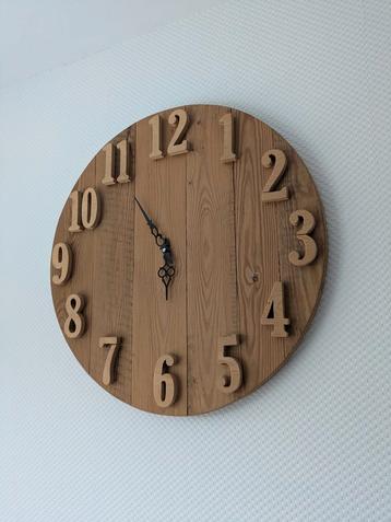 Houten Wandklok  met Grote Cijfers  beschikbaar voor biedingen
