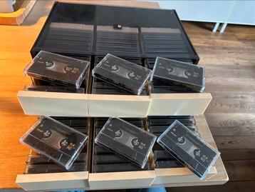 72 Maxell XLII-90 cassettebandjes in opbergbox beschikbaar voor biedingen