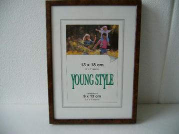 nr9 Fotolijst 13 x 18 met bruine kunststof omlijsting nieuw beschikbaar voor biedingen