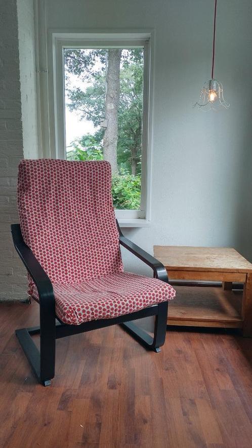 Poäng stoel / fauteuil IKEA zwart houten frame, rood kussen, Huis en Inrichting, Fauteuils, Gebruikt, Hout, Stof, 50 tot 75 cm
