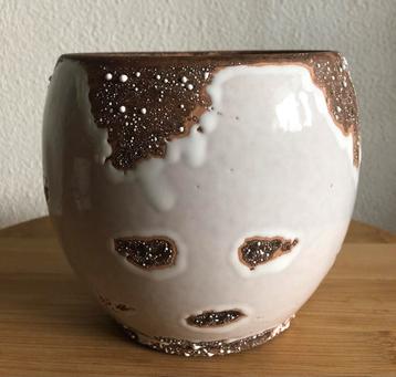 Nieuwe bloempot ( aardewerk). beschikbaar voor biedingen
